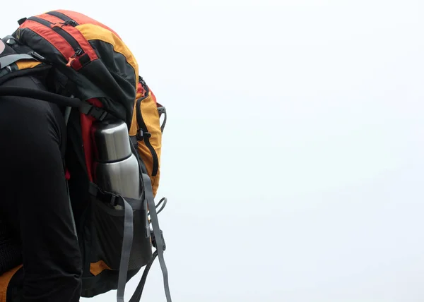 Stahlthermoskanne Der Tasche Des Rucksacks Reisetasche Für Touristen Abenteuerwanderung — Stockfoto