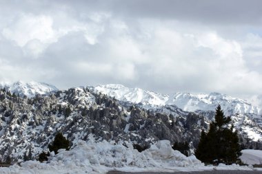 Kar bulutlu bir günde dağları kapladı.