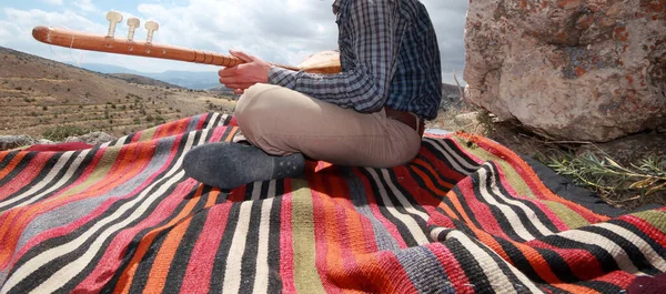 Man Met Traditioneel Turks Muziekinstrument Saz Geweven Tapijten — Stockfoto