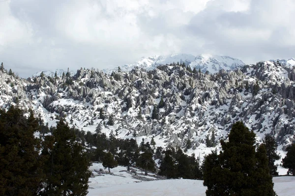 Montañas Cubiertas Nieve Día Nublado — Foto de Stock