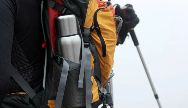 Stahlthermoskanne Der Tasche Des Rucksacks Reisetasche Für Touristen Abenteuerwanderung — Stockfoto