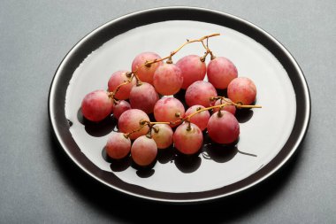 Tabakta taze üzüm var.