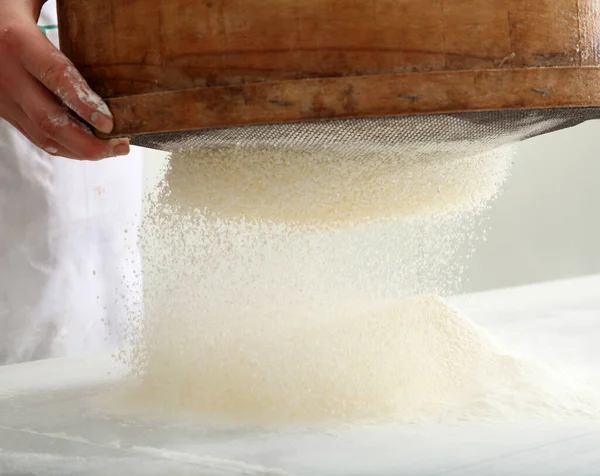 Chef Peneirando Farinha Para Panificação — Fotografia de Stock