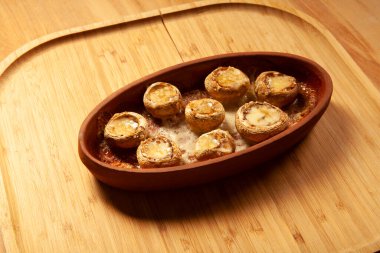 Tereyağında pişmiş beyaz mantar.