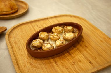 Tereyağında pişmiş beyaz mantar.