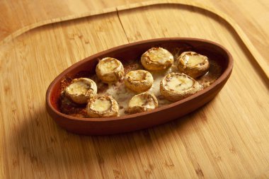 Tereyağında pişmiş beyaz mantar.