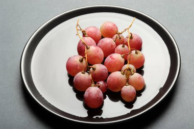 Tabakta taze üzüm var.