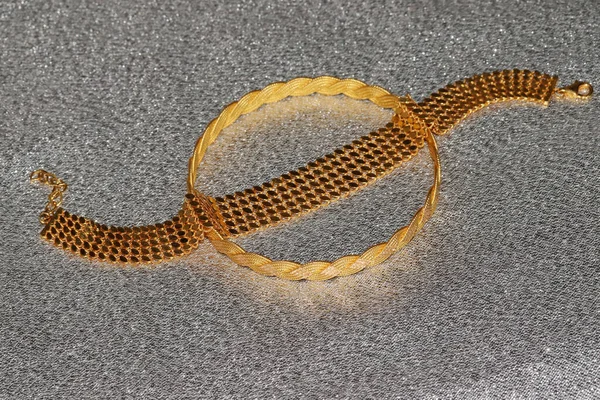 Pulsera Oro Sobre Fondo Brillante — Foto de Stock