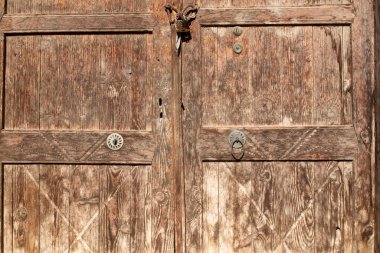 Kırsaldaki eski ahşap kapı.