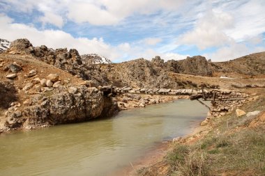 Kar suları ilkbaharda eriyor. Konya, Türkiye Taurus Dağları.