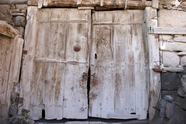 Παλιά Ξύλινη Πόρτα Στην Ύπαιθρο — Φωτογραφία Αρχείου
