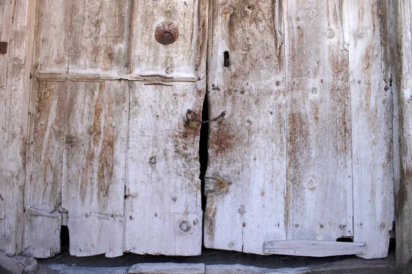 Παλιά Ξύλινη Πόρτα Στην Ύπαιθρο — Φωτογραφία Αρχείου
