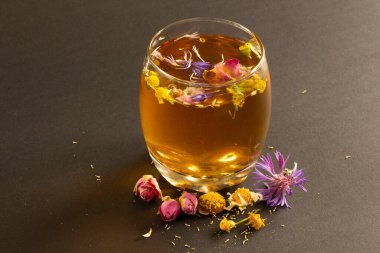 Çeşitli çiçeklerden karıştırılmış bitki çayı.