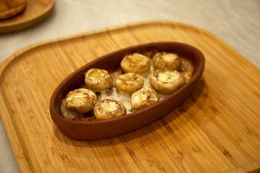 Tereyağında pişmiş beyaz mantar.