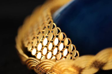 Mavi akik taşı ve altın bilezikler