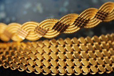 Mavi akik taşı ve altın bilezikler