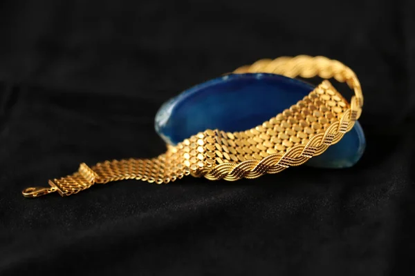 蓝色玛瑙石和金镯 — 图库照片