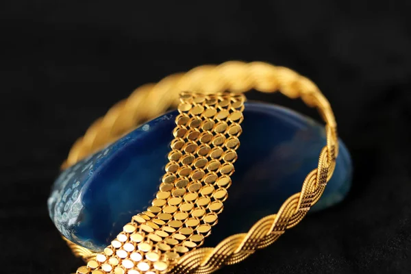 蓝色玛瑙石和金镯 — 图库照片