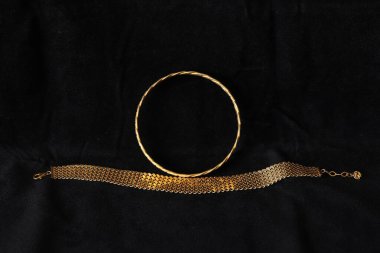 Siyah arka planda altın bilezikler