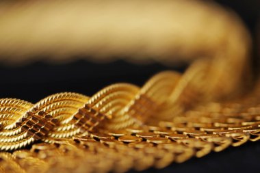 Siyah arka planda altın bilezikler