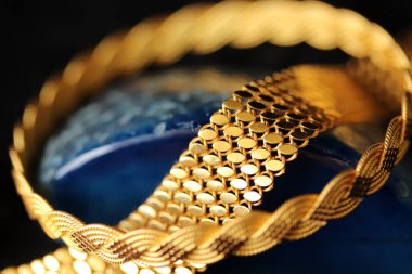 Mavi akik taşı ve altın bilezikler