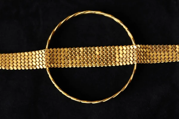 Siyah arka planda altın bilezikler