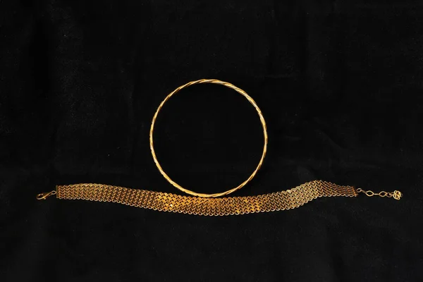 Χρυσά Βραχιόλια Μαύρο Φόντο — Φωτογραφία Αρχείου