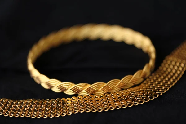 Siyah arka planda altın bilezikler