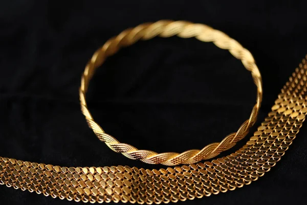 Siyah arka planda altın bilezikler