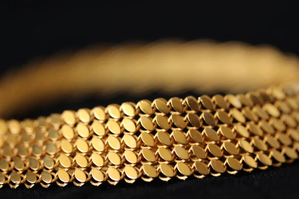 Guld Armband Svart Bakgrund — Stockfoto