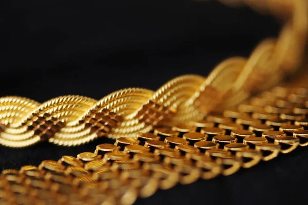 Siyah arka planda altın bilezikler