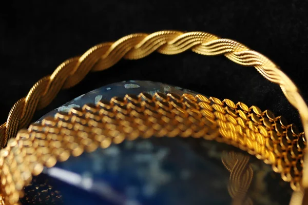 Blå Agatsten Och Guldarmband — Stockfoto