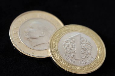 Türk lirası, siyah arkaplanda sikkeler