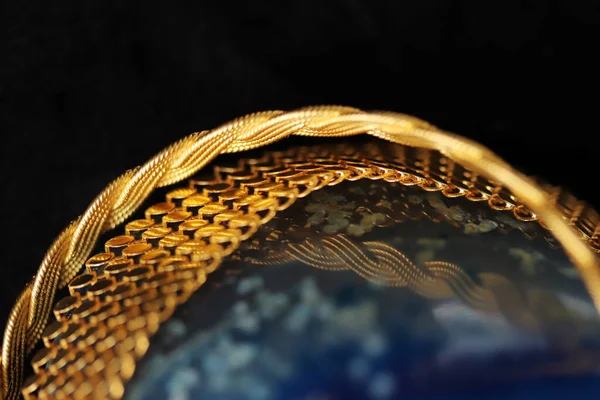 Blå Agatsten Och Guldarmband — Stockfoto