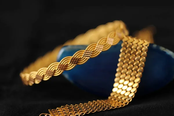 Blaue Achatsteine Und Goldarmbänder — Stockfoto