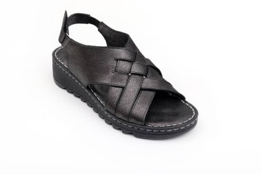 Beyaz arkaplanda izole edilmiş kadın sandaletleri.  