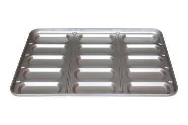 Boş metal pişirme tepsisi beyaza izole edildi