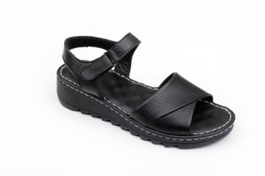 Beyaz arkaplanda izole edilmiş kadın sandaletleri.  