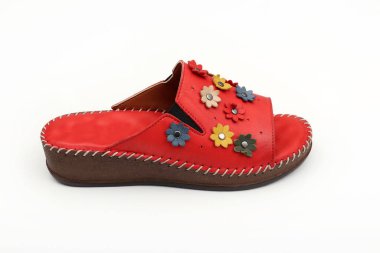 Beyaz arka planda izole edilmiş deri terlikler.