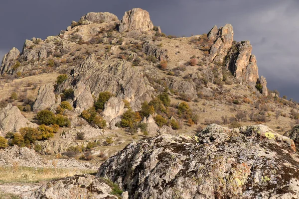 岩だらけの山頂と劇的な空の風景 — ストック写真
