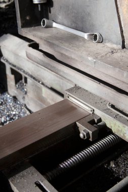 Torna tezgahında metal talaşı var.