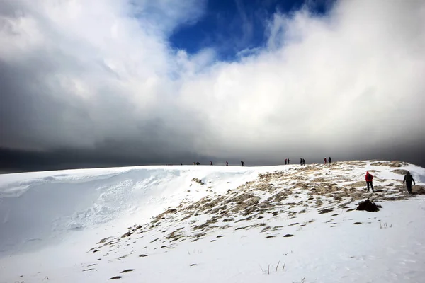 Grupo Montañistas Caminando Por Las Montañas Cubiertas Nieve — Foto de Stock