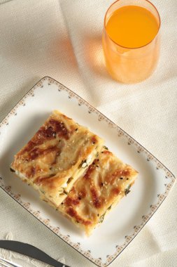 Peynirli ve ıspanaklı turta. Su Boregi.