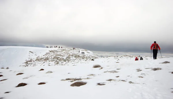 Grupo Montañistas Caminando Por Las Montañas Cubiertas Nieve — Foto de Stock