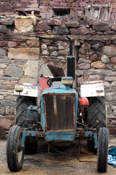 Steinmauer Und Alter Traktor — Stockfoto