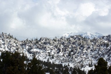 Kar bulutlu bir günde dağları kapladı.