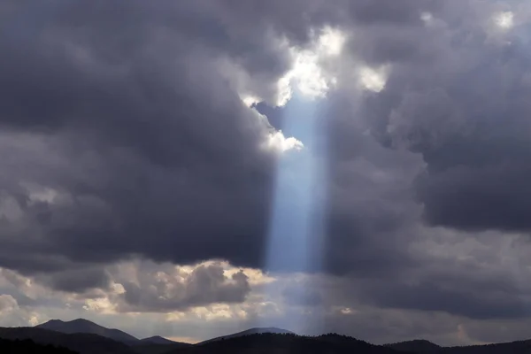 Nuvole Scure Cielo Drammatico Fascio Luminoso — Foto Stock