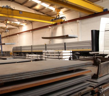 Yeni metal levhalar. Mallar kamyona yükleniyor..