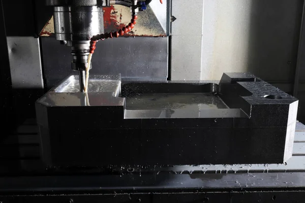 Metallbearbeitung Mit Cnc Maschinen Und Gleichzeitiger Kühlung — Stockfoto