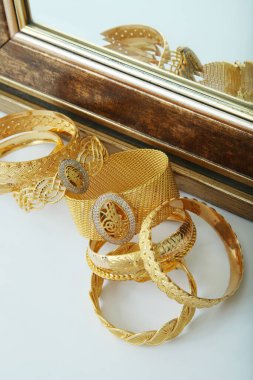 Altın bilezikler stüdyo çekimi. Altın mücevher konsepti.